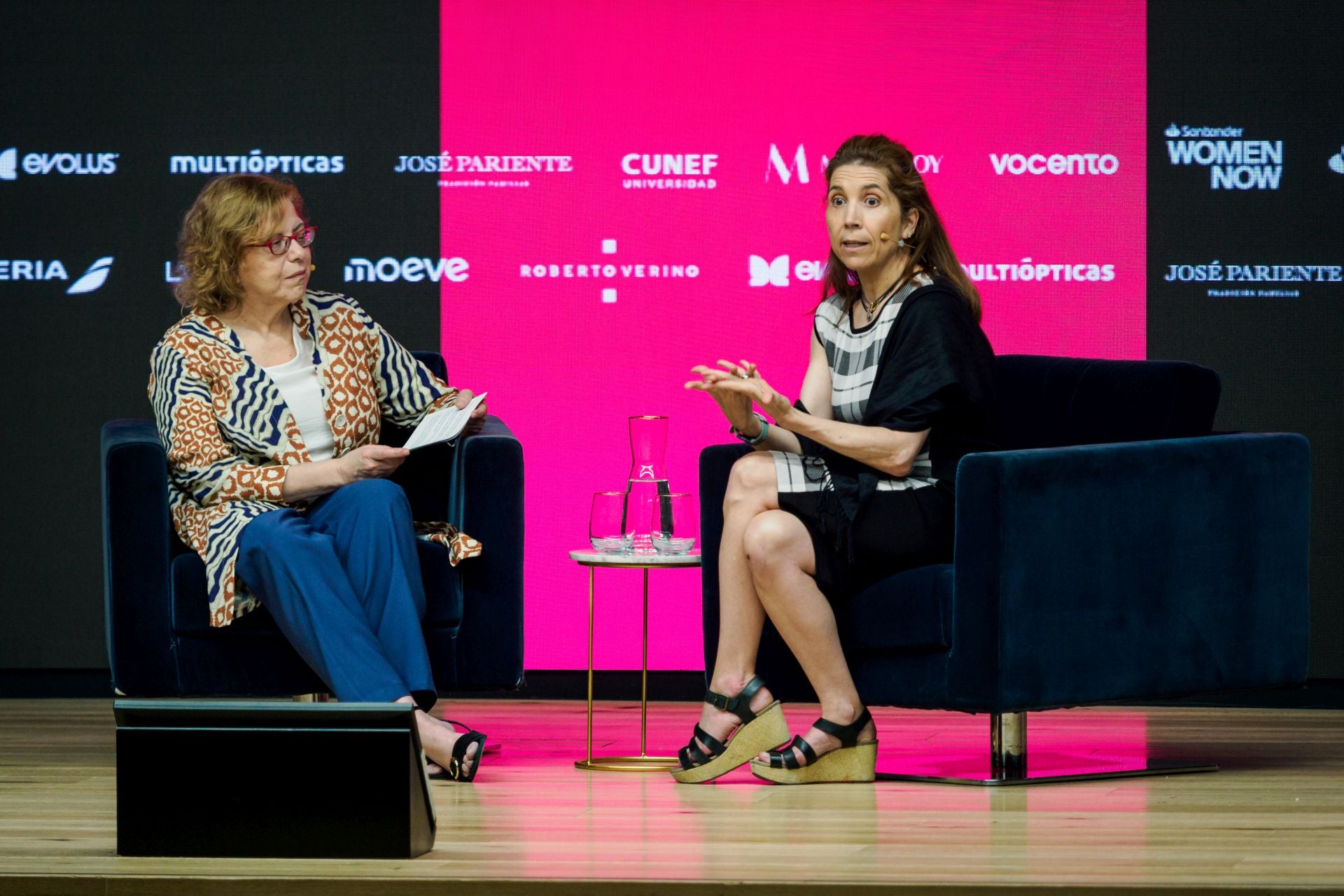 Nuria Oliver, doctora en inteligencia artificial por el MIT y directora de ELLIS Alicante, junto a María José Barrero, subdirectora de Comunicación de Vocento