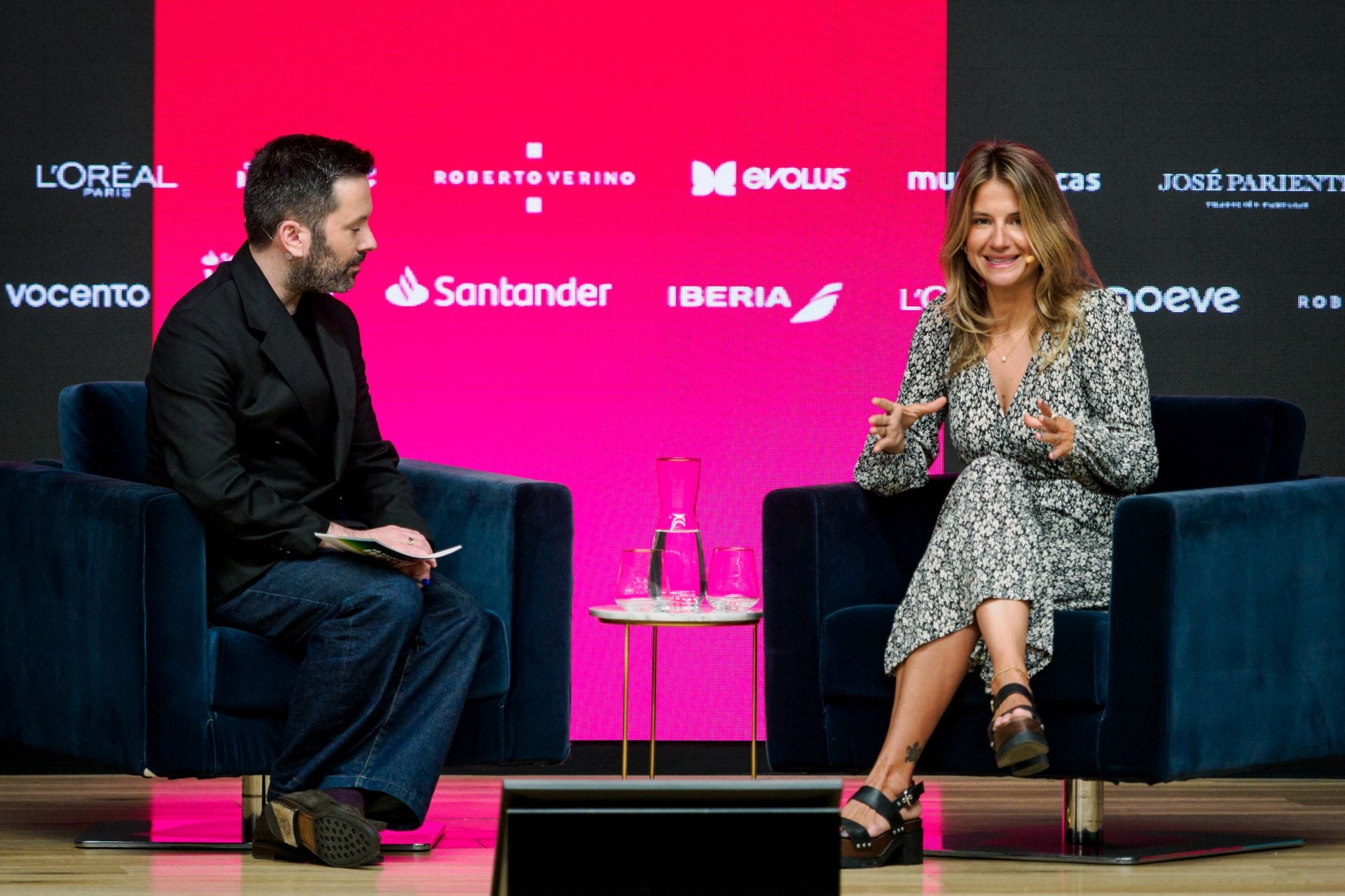 Gádor Muntaner, conservadora marina y defensora de los tiburones, junto a Eduardo Verbo, redactor jefe de Mujerhoy