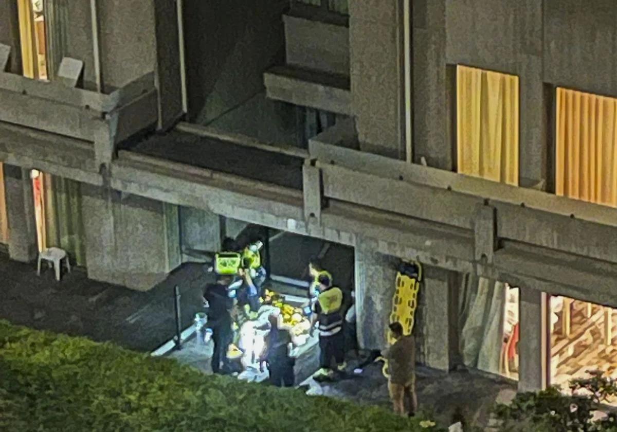Sanitarios del 061 atendiendo anoche a la menor