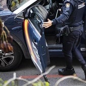 Un agente de policia accede al vehículo