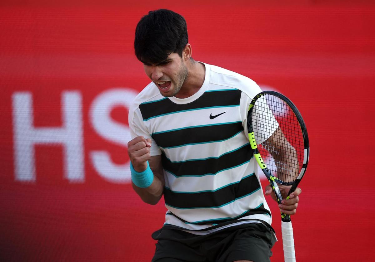 Carlos Alcaraz celebrates a point against Jaume Munar.