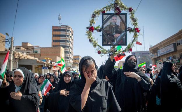 Varias mujeres asisten en una localidad de Irán al funeral por varias víctimas de los ataques hebreos.