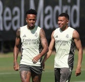 Kylian Mbappé sonrié en un entrenamiento en Florida con Éder Militao.