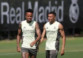 Kylian Mbappé sonrié en un entrenamiento en Florida con Éder Militao.