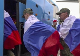Prisioneros de guerra rusos toman un autobús tras el último intercambio con Ucrania.