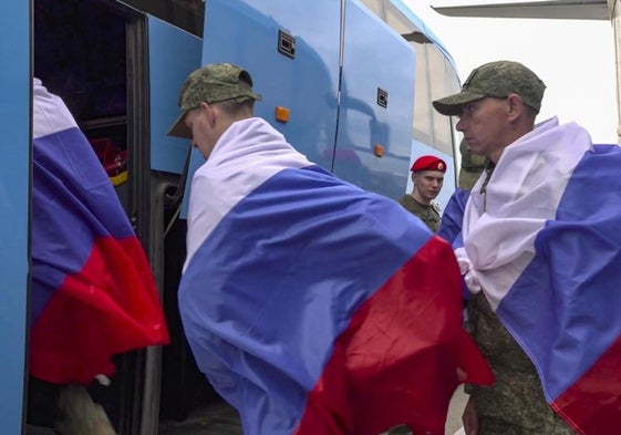 Prisioneros de guerra rusos toman un autobús tras el último intercambio con Ucrania.