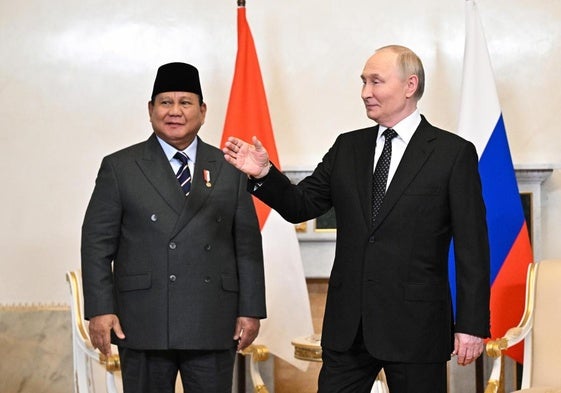 Los presidentes de Indonesia, Prabowo Subianto, y Rusia, Vladímir Putin, este jueves en San Petersburgo.