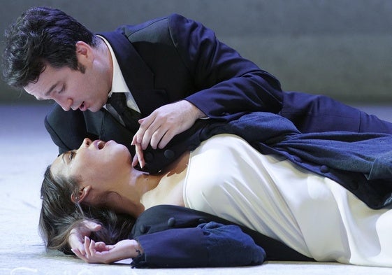 La sopreno Nadine Sierra y el tenor Xabier Anduaga son los protagonistas de 'La traviata'.