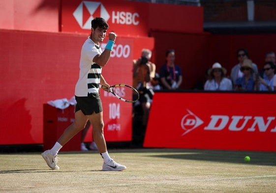 Alcaraz se crece al saque y alcanza las semifinales en Queen's