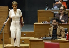 María Chivite pasa junto al ex vicesecretario general del PSN-PSOE, Ramón Alzórriz..