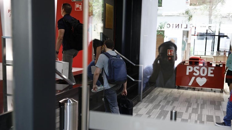 Agentes de la UCO, en la sede del PSOE en la calle Ferraz