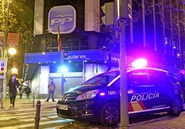 La Policía registra la sede del PP en diciembre de 2013.