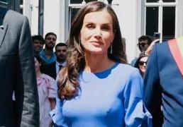 Letizia estrena un vestido de Carolina Herrera rebajado a mitad de precio en el azul que rejuvenece a los 50