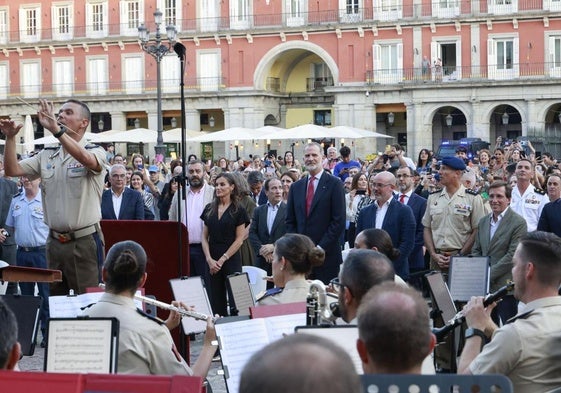 El rey Felipe VI y la reina Letizia asisten hoy miércoles en la Plaza Mayor de Madrid al concierto que ofrece la Guardia Real por el X aniversario de la proclamación del monarca.