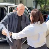 Svetlana Tijanovskaya recibe a su marido, Serguéi Tijanouski, tras su liberación.