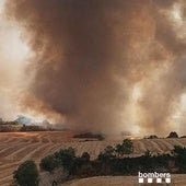 El incendio de un vehículo que se encontraba junto a un campo sin segar ha desatado este sábado un fuego en el municipio leridano de Granyena de Segarra