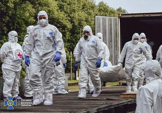 Miembros del equipo especial ucraniano asistiendo a la repatriación de los cuerpos de soldados caídos .