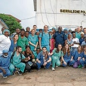 Ramírez posa a las puertas del hospital con el personal que le ayuda en su labor en Sierra Leona.