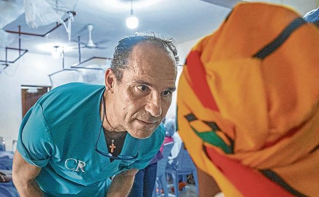 Ramírez atiende a una paciente en la consulta.