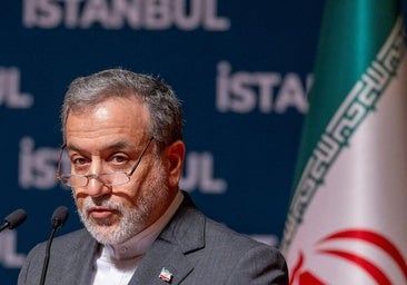 Abbas Araghchi, ministro de Exteriores de Irán, durante una rueda de prensa este domingo.