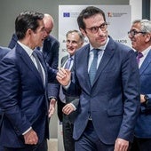 El presidente de BBVA, Carlos Torres, junto al ministro Carlos Cuerpo y el presidente del Sabadell, Josep Oliu.