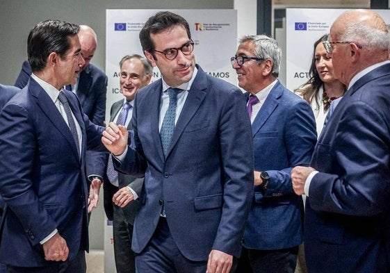El presidente de BBVA, Carlos Torres, junto al ministro Carlos Cuerpo y el presidente del Sabadell, Josep Oliu.