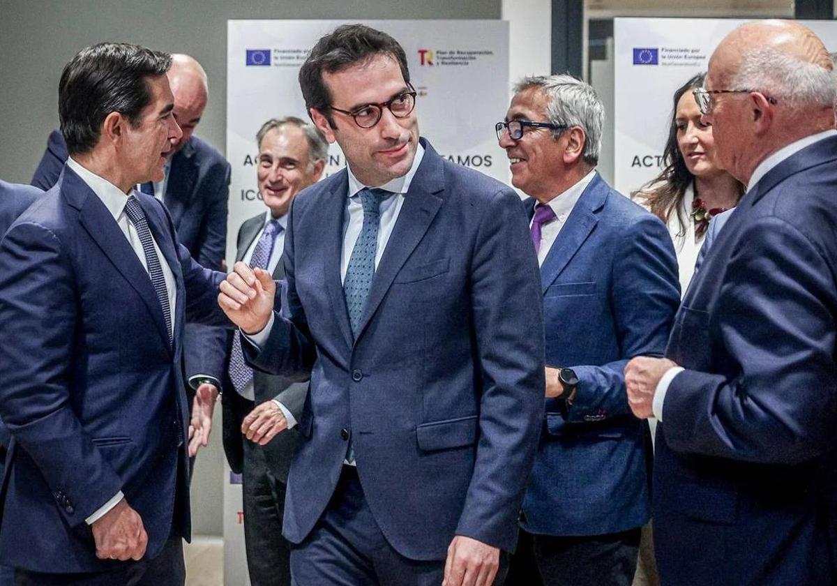 El presidente de BBVA, Carlos Torres, junto al ministro Carlos Cuerpo y el presidente del Sabadell, Josep Oliu.