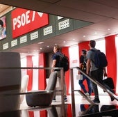 Agentes de la Guardia Civil, en la sede del PSOE.