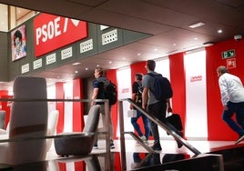 Agentes de la Guardia Civil, en la sede del PSOE.