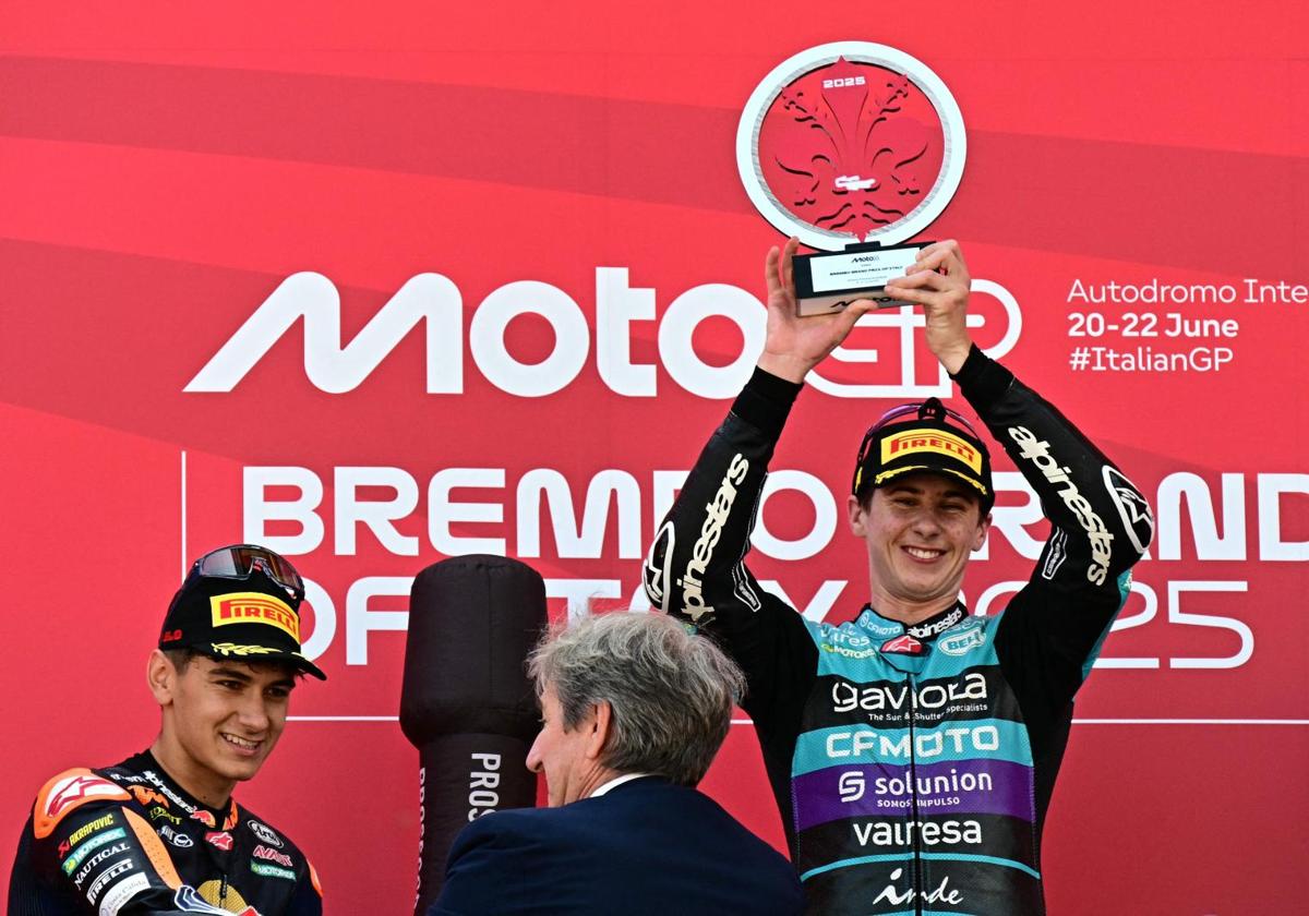 Máximo Quiles celebra su victoria en el podio de Mugello..