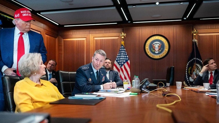 Donald Trump, reunido con miembros de su gabinete tras el ataque contra Irán.