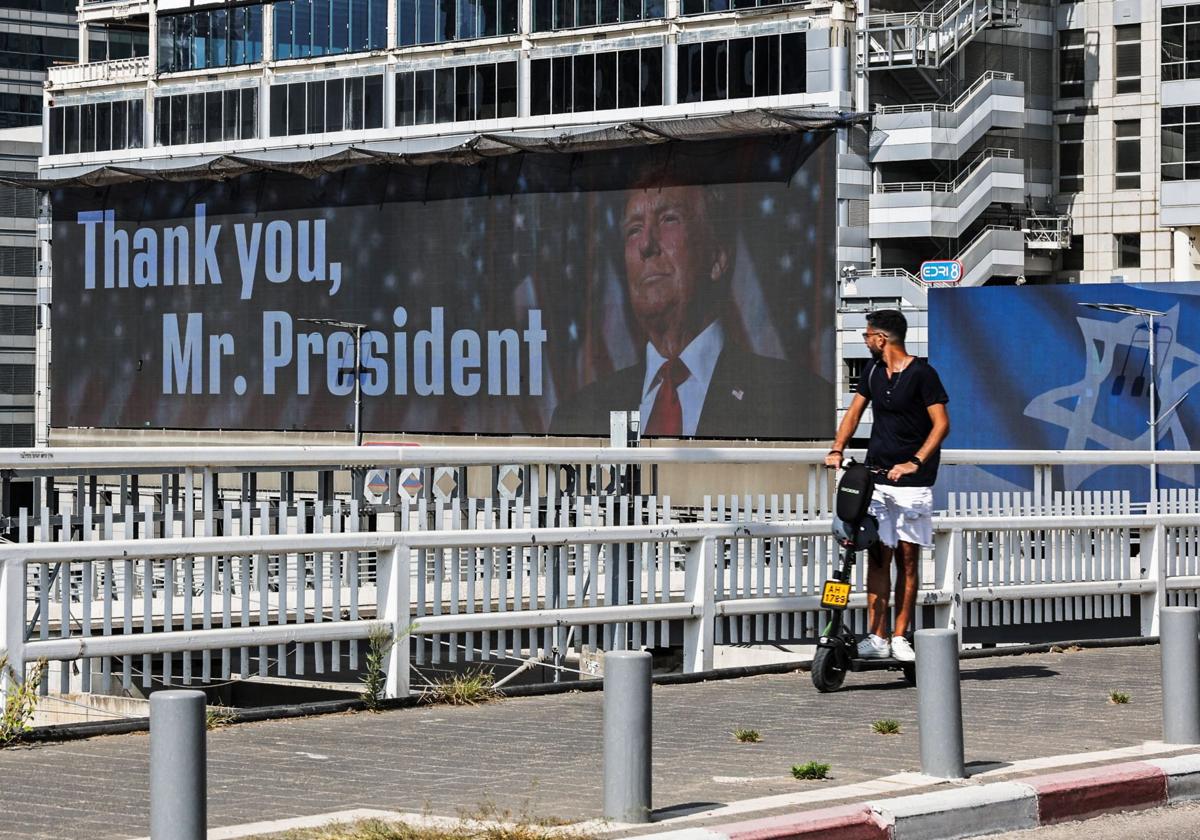 El presidente estadounidense Trump aparece en una valla publicitaria gigante en Tel Aviv.