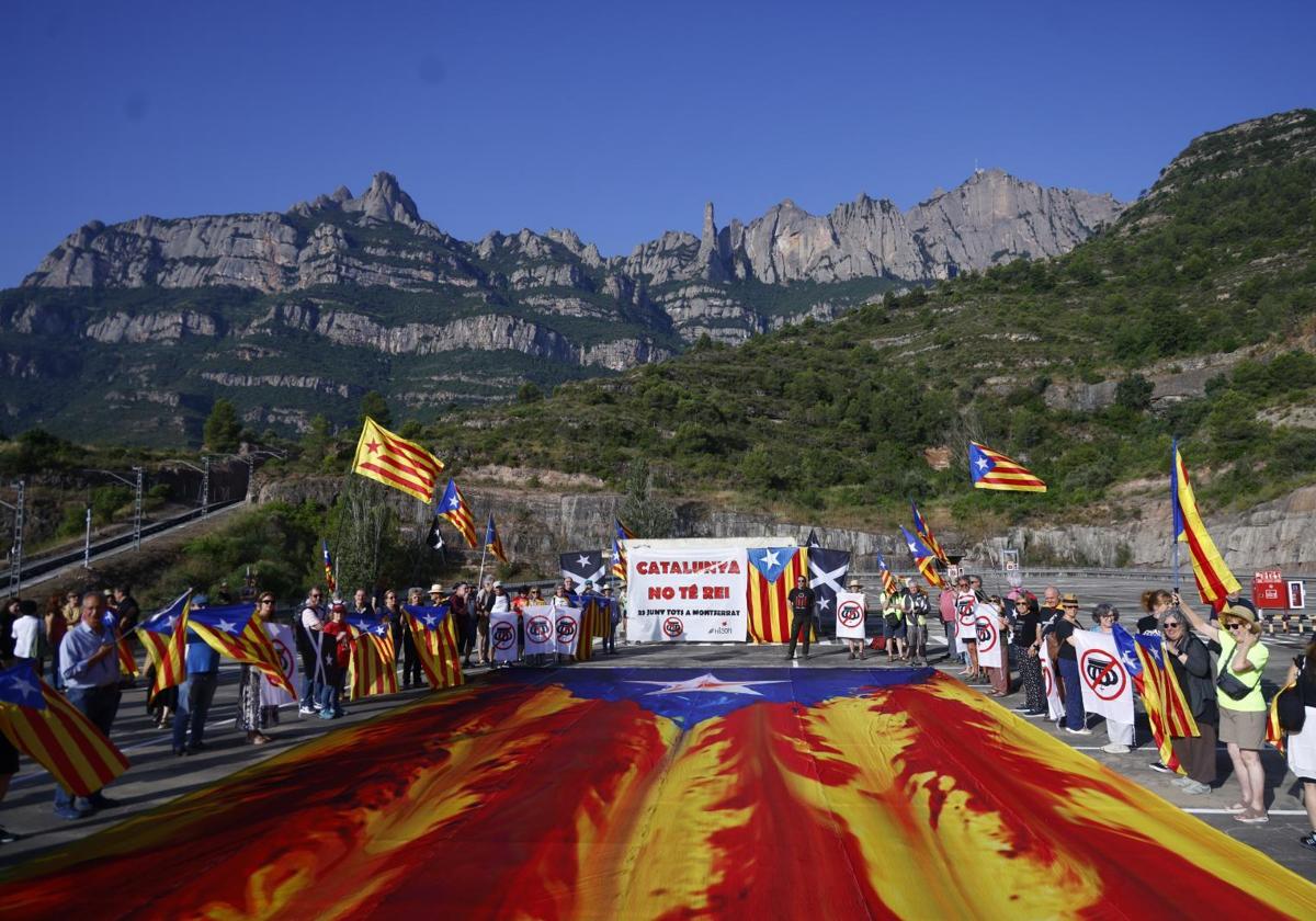 200 Activists Unfurl Large Independence Flag During Royal Visit to Montserrat