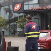 Un trabajador de Duro Felguera, frente a la sede de Duro Felguera, en Gijón.