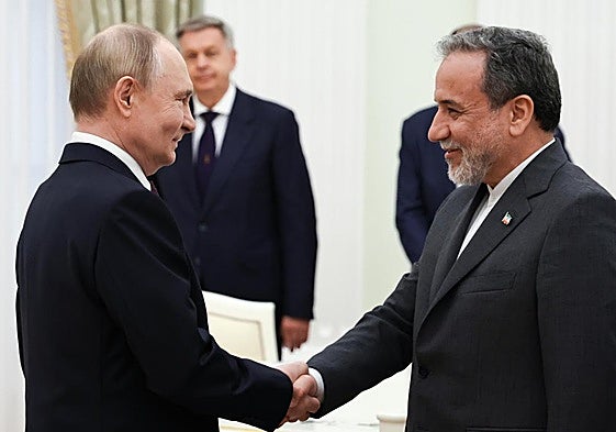 Vladímir Putin y Abás Araghchi se saludan en el Kremlin.