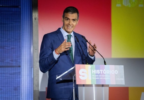 Sánchez en el momento de su intervención en el acto de los 20 años del matrimonio homosexual, en el Museo del Traje, en Madrid.