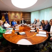 El presidente y la vicepresidenta del Tribunal Constitucional (TC), Cándido Conde Pumpido (fondo) e Inmaculada Montalbán (a su dcha), respectivamente, durante el pleno histórico de cinco días.