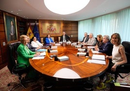 El presidente y la vicepresidenta del Tribunal Constitucional (TC), Cándido Conde Pumpido (fondo) e Inmaculada Montalbán (a su dcha), respectivamente, durante el pleno histórico de cinco días.