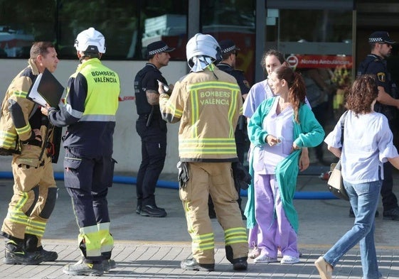 Varios bomberos este lunes en el hospital valenciano de La Fe tras el incendio.