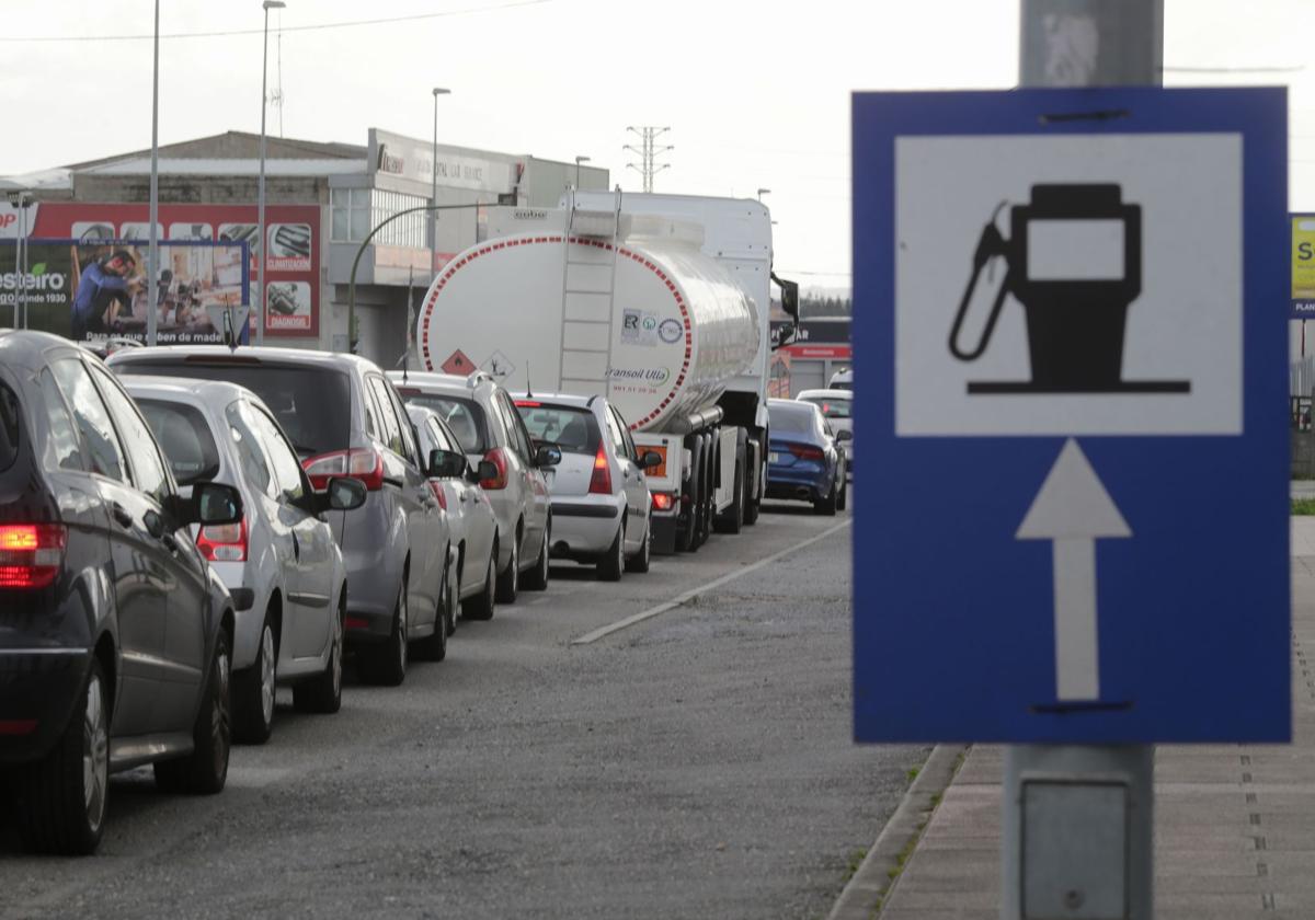 El Gobierno quiere prohibir la publicidad de combustibles y equipararlos al tabaco