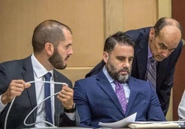 Ibar, en el centro de la imagen, escoltado por dos de sus abogados en una imagen de hace seis años.