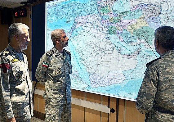 El jefe del ejército iraní, Amir Hatami, supervisa el ataque contra la base americana en Catar.