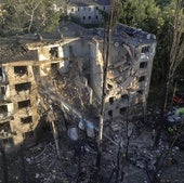 Los servicios de emergencia trabajan en el lugar donde un cohete impactó contra un edificio residencial de cinco plantas en Kiev.
