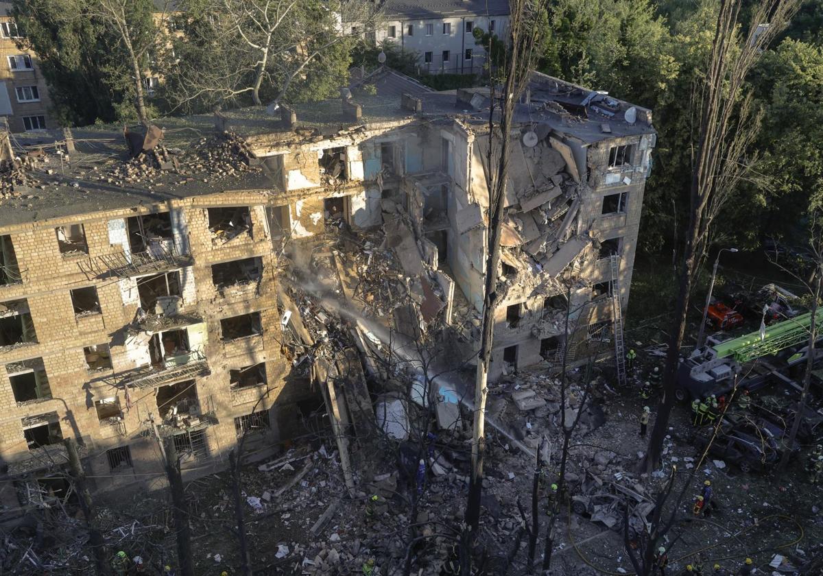Los servicios de emergencia trabajan en el lugar donde un cohete impactó contra un edificio residencial de cinco plantas en Kiev.