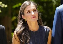 La reina Letizia arrasa en Barcelona estrenando zapatos rojos: así ha combinado su vestido denim de Carolina Herrera