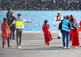Varios menores migrantes llegan en cayuco a Lanzarote el 6 de enero.