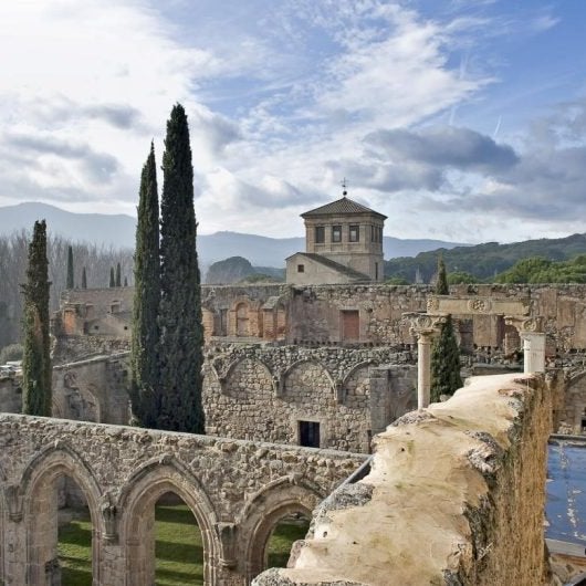 Este monasterio espectacular está a una hora de Madrid y no lo conoce nadie: un Bien de Interés Cultural rodeado de piscinas naturales