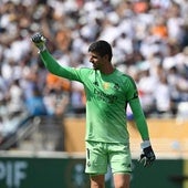 Thibaut Courtois celebra uno de los goles del Real Madrid frente a Pachuca.