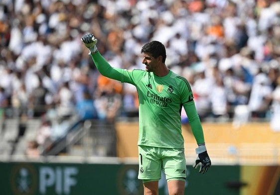 Thibaut Courtois celebra uno de los goles del Real Madrid frente a Pachuca.
