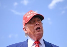 El presidente de EE UU, Donald Trump, conversa con periodistas.